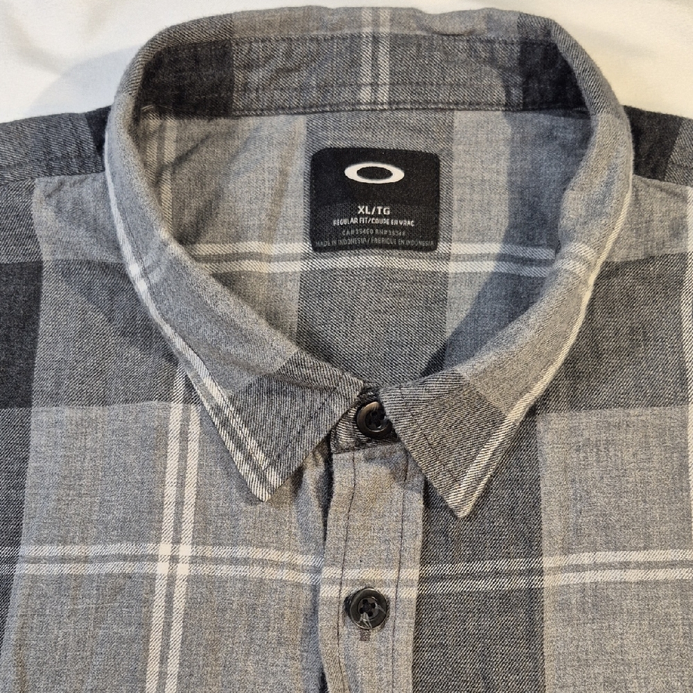 Oakley XL Long Sleeve Button Down Shirt Regular Fit RN96548
